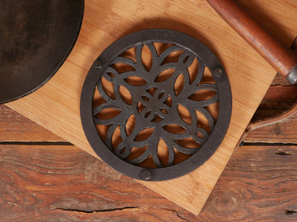 Leaf Trivet * Metal Trivet for Hot Dishes * Black Trivet for Hot Pan * Trivet with Feet * Hot Plate Holder * Iron Pot Stand * Hot Pot Holder