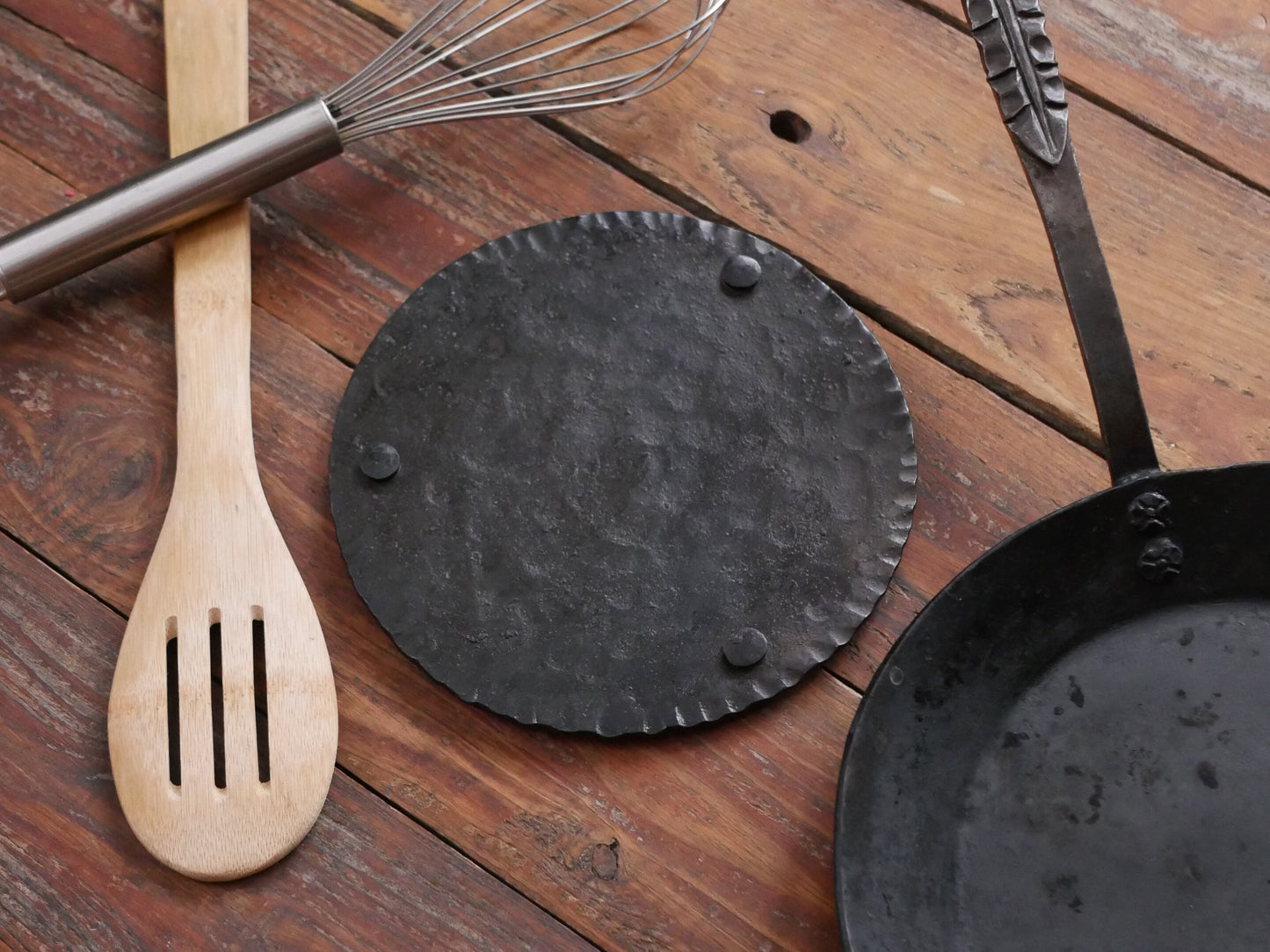 Hammered Trivet * Hand Forged Metal Trivet for Hot Dishes * Black Trivet for Hot Pan * Trivet with Feet * Hot Plate Holder * Iron Pot Stand