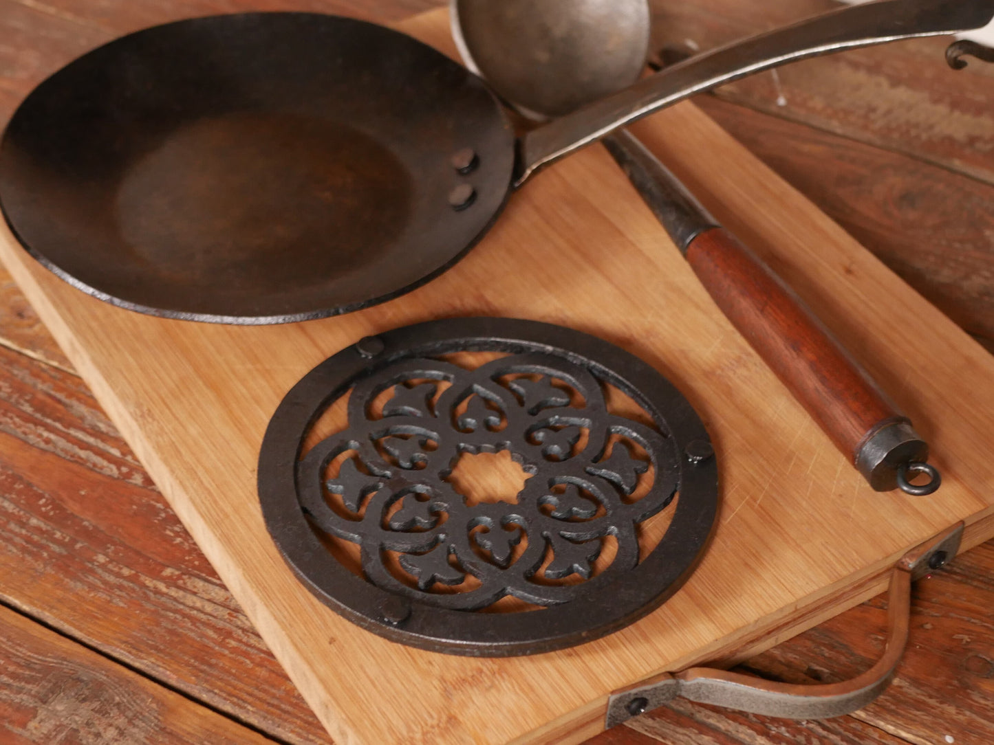 Fancy Trivet * Metal Trivet for Hot Dishes * Black Trivet for Hot Pan * Trivet with Feet * Hot Plate Holder * Iron Pot Stand * Hot Plate