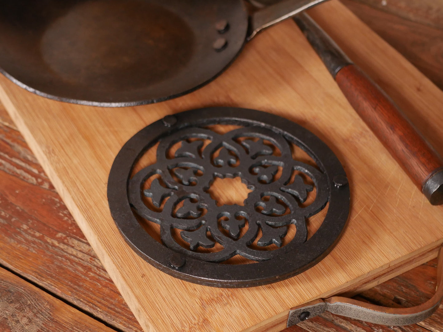 Fancy Trivet * Metal Trivet for Hot Dishes * Black Trivet for Hot Pan * Trivet with Feet * Hot Plate Holder * Iron Pot Stand * Hot Plate