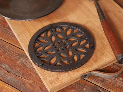 Leaf Trivet * Metal Trivet for Hot Dishes * Black Trivet for Hot Pan * Trivet with Feet * Hot Plate Holder * Iron Pot Stand * Hot Pot Holder